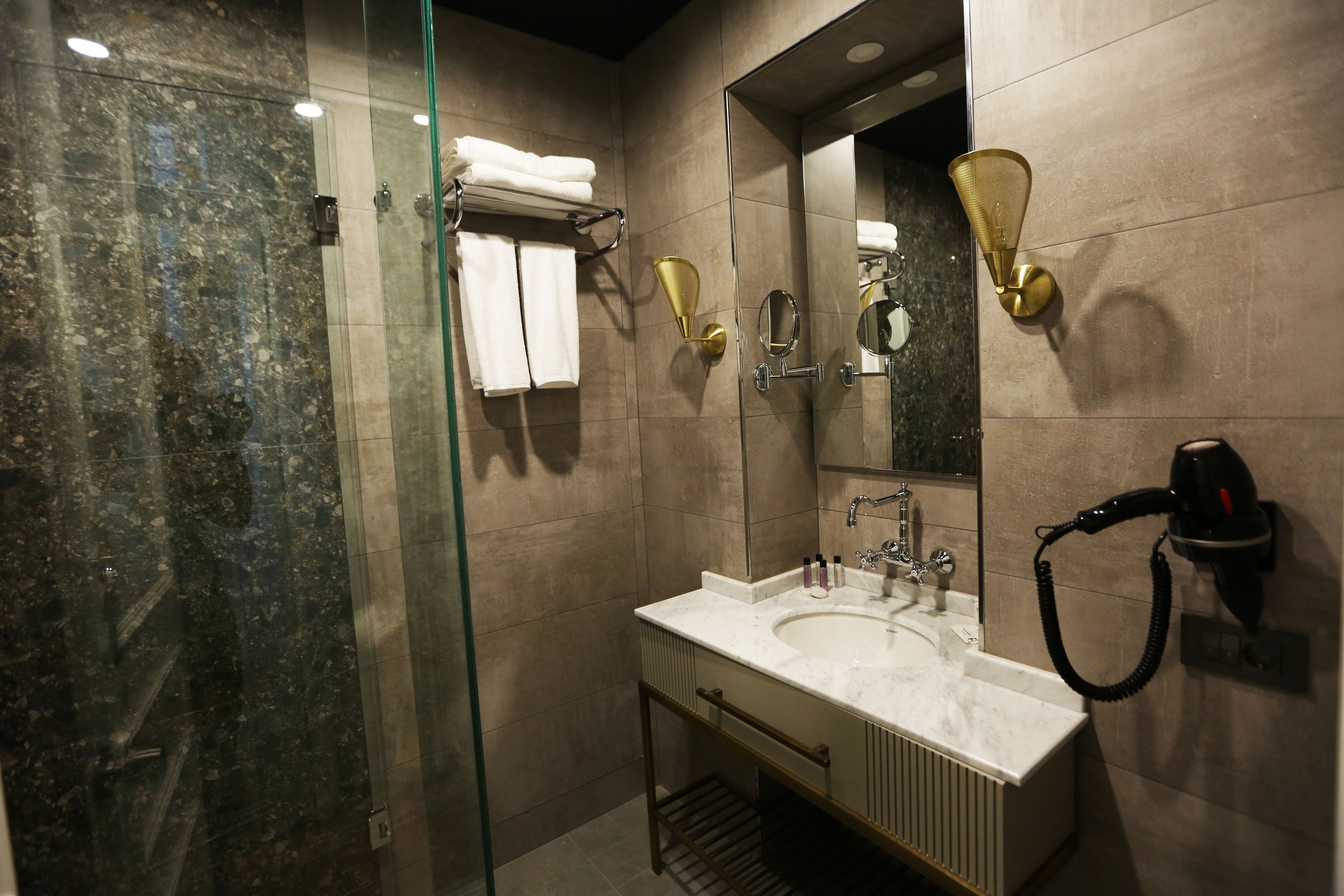 standard triple room, multiple beds, non smoking | bathroom amenities | shower, rainfall showerhead, designer toiletries, hair dryer