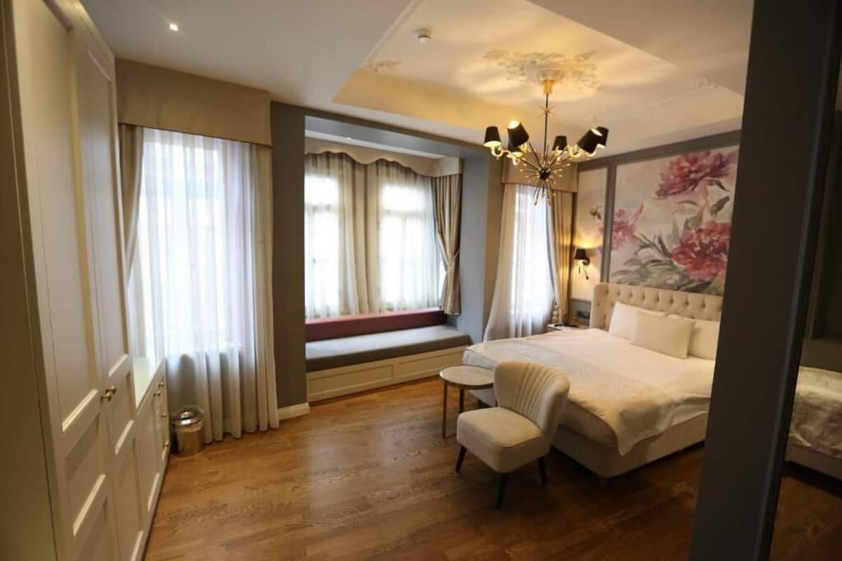 Premium bedding, minibar, in-room safe, desk