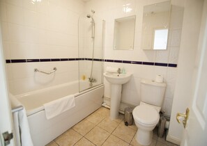 ベーシック アパートメント 1 ベッドルーム | バスルーム | シャワー付き浴槽、バスアメニティ (無料)、ヘアドライヤー、タオル