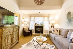 Smart TV, fireplace, DVD player, music library - Glacier Nest-Forest View/Pet OK (*pool/hot tub area closed until Summer 2026) (Whistler)