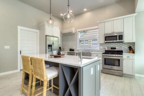 Fridge, microwave, oven, stovetop - Washington House – Historic Charm Meets Modern Comfort (Walla Walla)