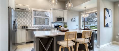 冷蔵庫、電子レンジ、オーブン、コンロ