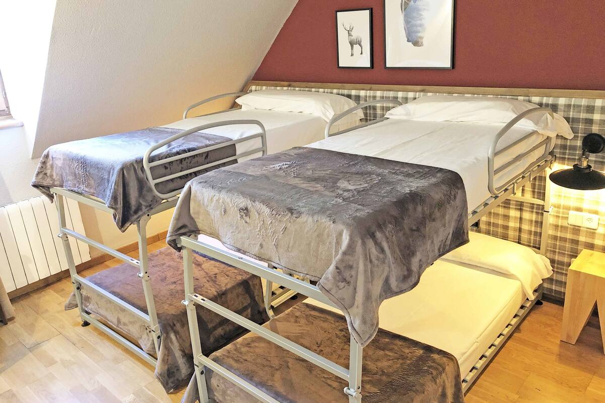 Vierbettzimmer (with 2 bunk beds) | Hochwertige Bettwaren, Select-Comfort-Betten, Verdunkelungsvorhänge