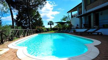 Außenpool (je nach Saison geöffnet)