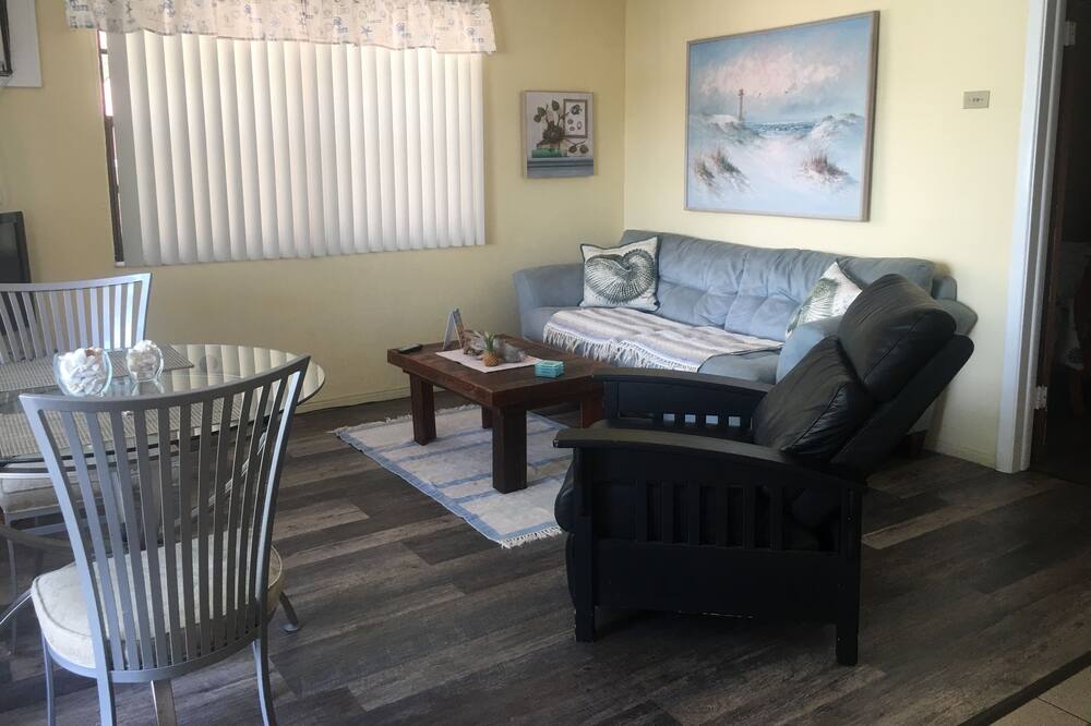 One of the last "ma & pa" places on Clearwater Beach. Beautiful, second level one bedroom apartment. Private bedroom with california king sized bed, full sized bathroom right off the bedroom. Cable TV in both bedroom and living room. Fully loaded kitchen and living room with a great view of the inter coastal waters of Clearwater Beach. A nice sundeck is right outside your door which also over looks the water. Very comfortable, quiet, and beautiful setting. Spacious 1 bedroom with a fantastic view!Apt.#7
