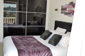 Deluxe-Doppelzimmer, 1 Queen-Bett, Terrasse, eingeschränkter Meerblick | Bettwäsche aus ägyptischer Baumwolle, hochwertige Bettwaren