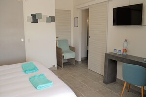 Deluxe Double Room, 1 Queen Bed, Terrace, Partial Sea View - Villa La Terre Des Lauriers B&B (Vallauris)