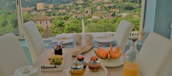 Villa La Terre Des Lauriers B&B