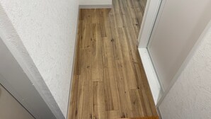 A narrow hallway with wooden flooring and white walls. - Olympic Park First Choice Near Shibuya (Setagaya)