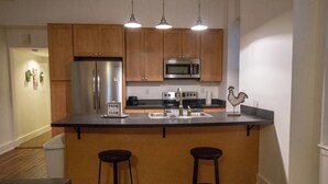 Apartment | Eigene Küche | Wasserkocher mit Kaffee-/Teezubehör, Mikrowelle, Ofen, Herdplatte