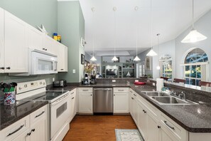 House | Private kitchen | Toaster, cookware/dishes/utensils - Villa Pearl: 4-bedroom Rental Close To Ocala (Inverness)