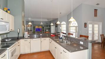 House | Private kitchen | Toaster, cookware/dishes/utensils