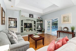 House | Living area | Flat-screen TV - Villa Pearl: 4-bedroom Rental Close To Ocala (Inverness)