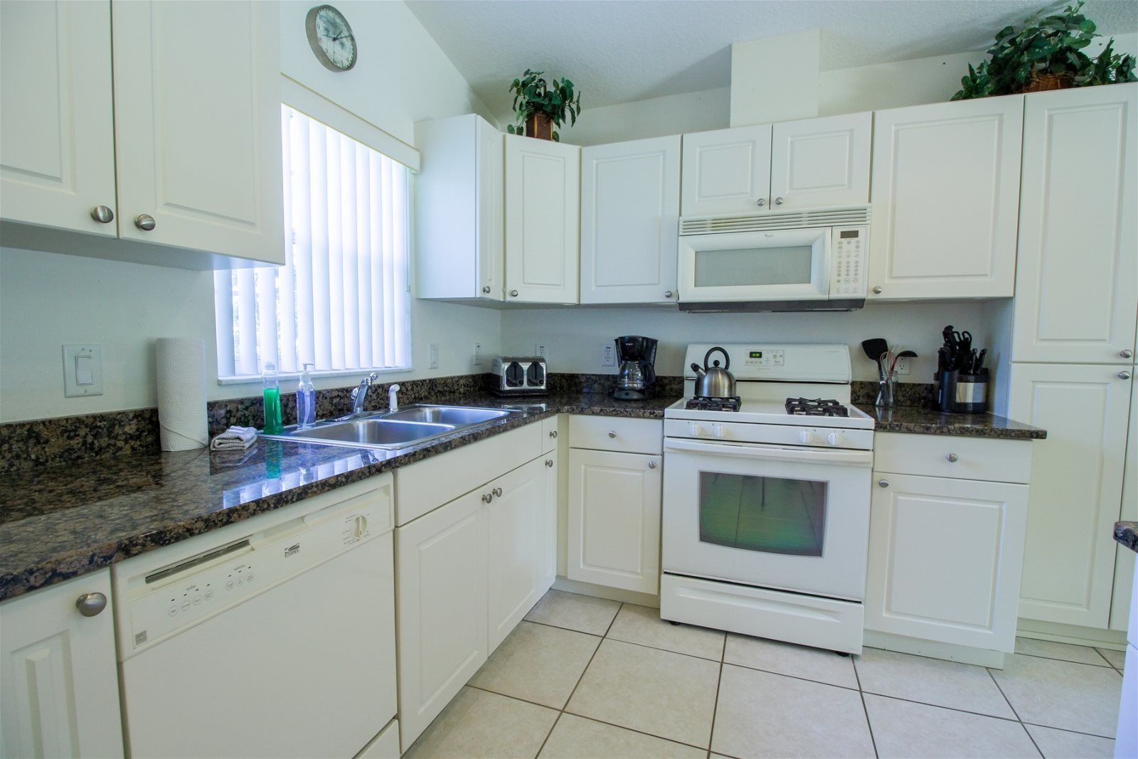 Condo Confort | Cocina privada | Refrigerador, cafetera y tetera y comedor 