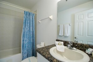 Comfort Condo | Bathroom - Condo Peggy - Golfcourse 3 Bedroom (Inverness)
