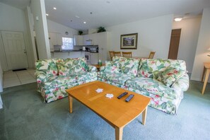 Comfort Condo | Living room | 40-inch Smart TV with digital channels, TV, Netflix - Condo Peggy - Golfcourse 3 Bedroom (Inverness)