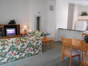 Kondominium Comfort | Area keluarga | Smart TV 40-inci dengan saluran TV digital, TV, dan Netflix