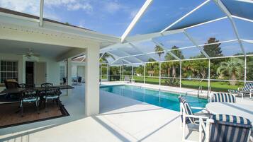 Kolam renang outdoor, dengan kursi berjemur