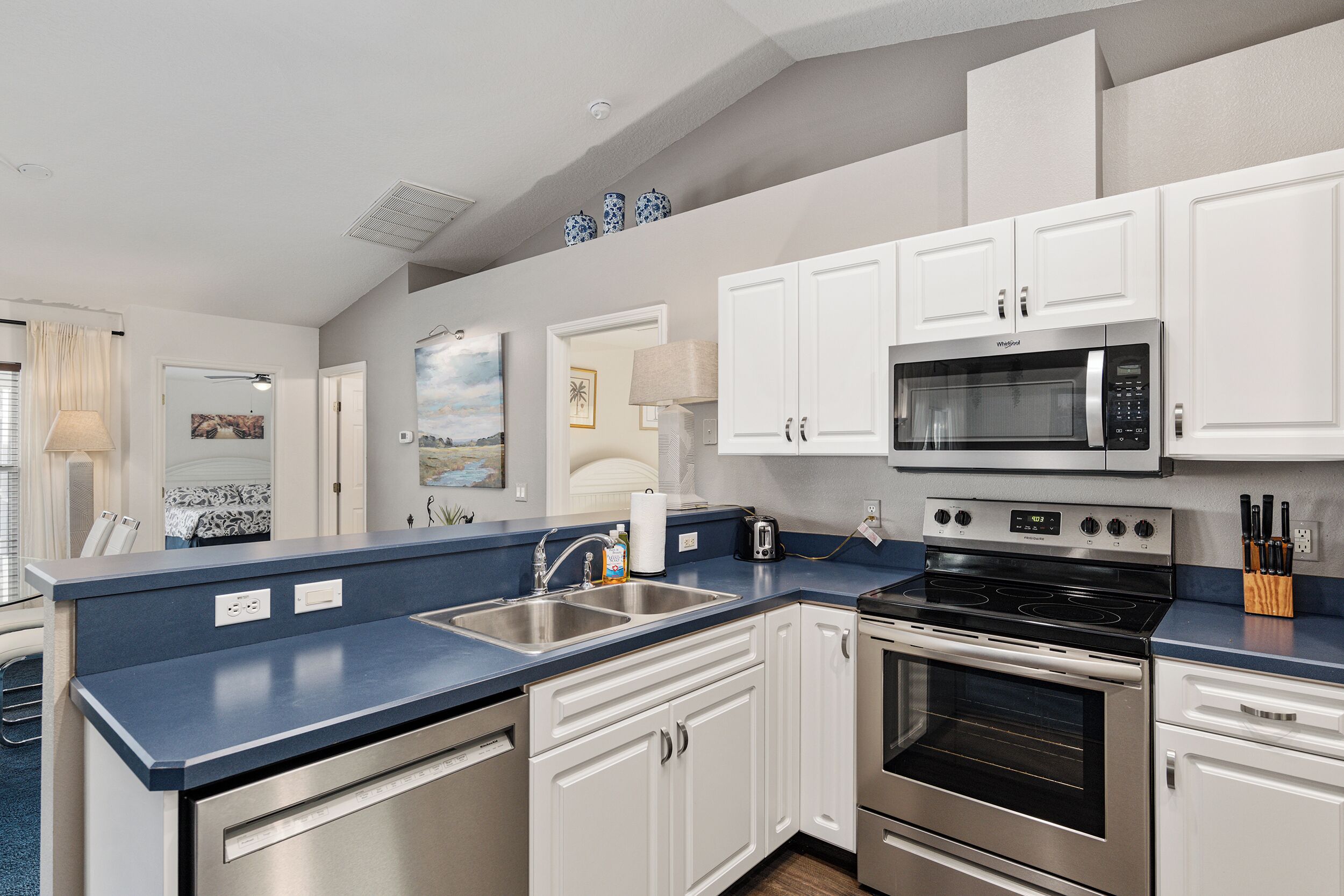 Peti sejuk, ketuhar gelombang mikro, dapur, mesin basuh pinggan mangkuk 