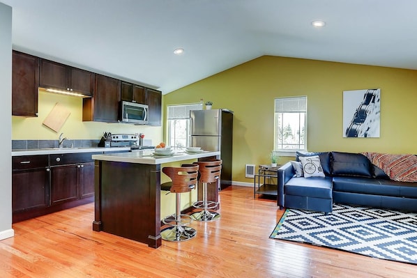 Appartement | Cuisine privée | Réfrigérateur, four à micro-ondes, un four, surface de cuisson