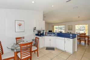 In-room dining - Villa Grandjean - Comfort - 4 Bedroom (Inverness)