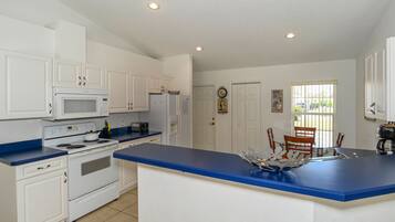 Nhà | Bếp riêng | Tủ lạnh, lò vi sóng, dụng cụ pha cà phê/trà, lò nướng bánh mì