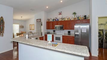 Comfort Villa | Dapur peribadi | Peti sejuk, ketuhar gelombang mikro, dapur, mesin basuh pinggan mangkuk