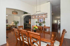 In-room dining - Villa Dylan - Comfort - 5 Bedroom (Inverness)