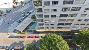 Un hôtel à plusieurs étages avec un espace de stationnement à l’avant.