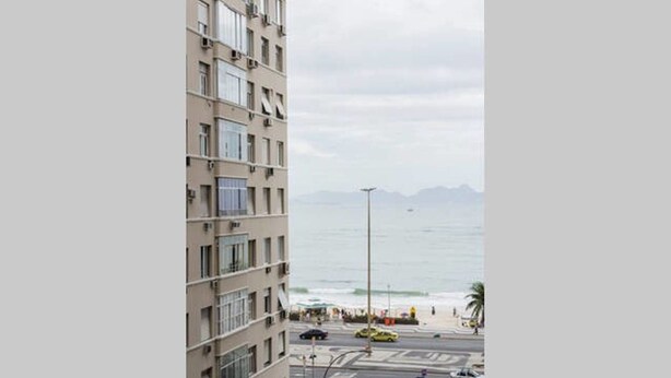 A high-rise building with multiple balconies overlooking a beach and ocean. - Wizzie's 3 Bedoom Beach Pad - 304 Apartment 3 (Rio de Janeiro)