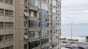 A high-rise building with multiple balconies, large windows, and a view of the beach and ocean. - Wizzie's 3 Bedoom Beach Pad - 304 Apartment 3 (Rio de Janeiro)