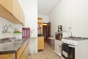 A compact kitchen with a sink, stove, and a coffee maker. - Wizzie's 3 Bedoom Beach Pad - 304 Apartment 3 (Rio de Janeiro)