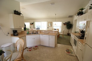 Fridge, microwave, oven, stovetop - Villa Silverthorne - Comfort - 3 Bedroom (Hernando)