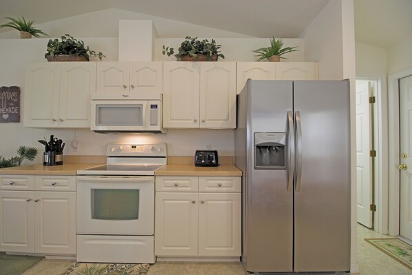 Comfort Villa | Private kitchen | Fridge, microwave, oven, stovetop - Villa Silverthorne - Comfort - 3 Bedroom (Hernando)