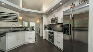 Rumah | Dapur pribadi | Lemari es, microwave, kompor, dan mesin pencuci piring
