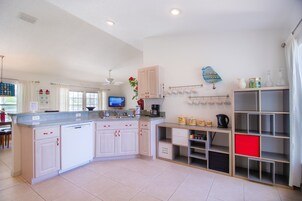 House | Private kitchen | Fridge, microwave, oven, stovetop