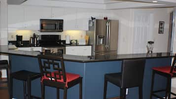 House | Dapur peribadi | Peti sejuk, ketuhar gelombang mikro, ketuhar, dapur