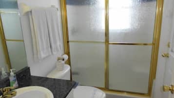 House | Bathroom | Hair dryer, towels