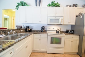 Biệt thự dành cho gia đình | Bếp riêng | Tủ lạnh, lò vi sóng, lò nướng, bếp nấu