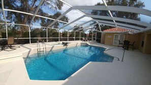 Hồ bơi ngoài trời