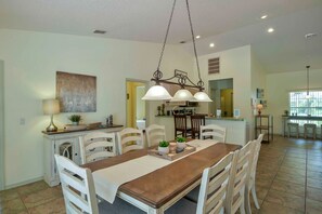 Fridge, microwave, stovetop, dishwasher - Villa Tilly - Comfort - 4 Bedroom (Hernando)