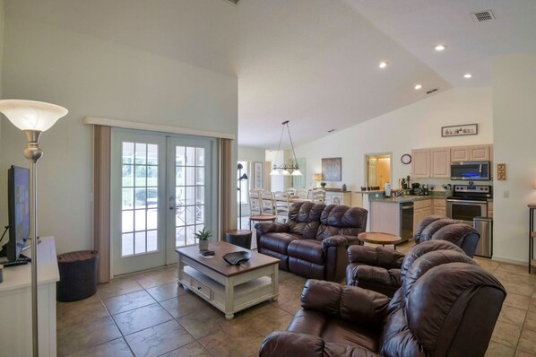 Flat-screen TV, streaming services - Villa Tilly - Comfort - 4 Bedroom (Hernando)