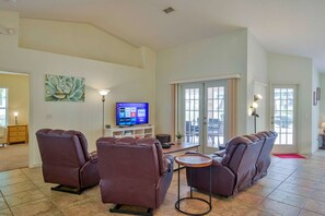 Flat-screen TV, streaming services - Villa Tilly - Comfort - 4 Bedroom (Hernando)