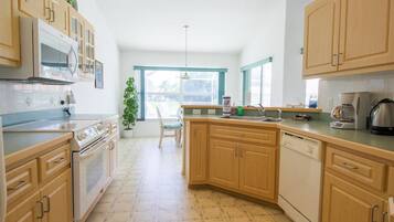 House | Private kitchen | Fridge, microwave, oven, stovetop