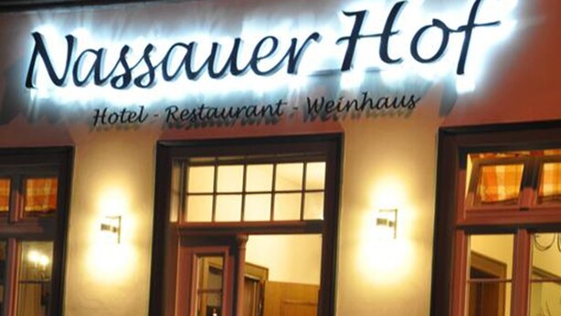 The exterior of a building with a sign reading "Nassauer Hof Hotel - Restaurant - Weinhaus". - Nassauer Hof Hotel & Weinwirtschaft (Sankt Goarshausen)