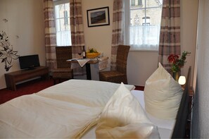 Desk, blackout curtains, soundproofing, free WiFi - Nassauer Hof Hotel & Weinwirtschaft (Sankt Goarshausen)