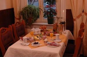 Daily buffet breakfast (EUR 7.5 per person) - Nassauer Hof Hotel & Weinwirtschaft (Sankt Goarshausen)