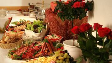 Tägliches Frühstücksbuffet gegen Gebühr