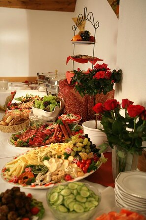 Daily buffet breakfast (EUR 7.5 per person) - Nassauer Hof Hotel & Weinwirtschaft (Sankt Goarshausen)