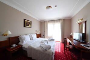 Habitación estándar doble, 1 cama de matrimonio | Caja fuerte, escritorio, sistema de insonorización